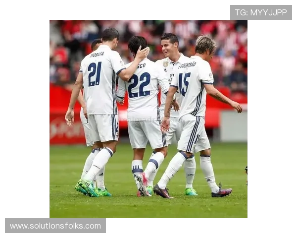 伯纳乌全场欢呼,现场观战的克罗斯对着转播镜头送飞吻 伯纳乌全场欢呼,现场观战的克罗斯对着转播镜头送飞吻